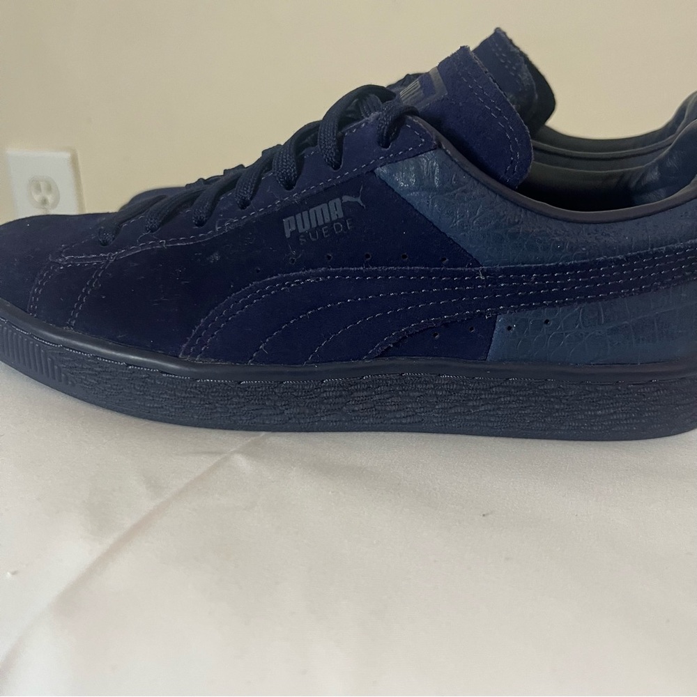 Puma Suede Classic Emboss Navy “Peacoat” Low Top Lace Up Sneakers Big Kid 5.5 - Picture 2 of 12